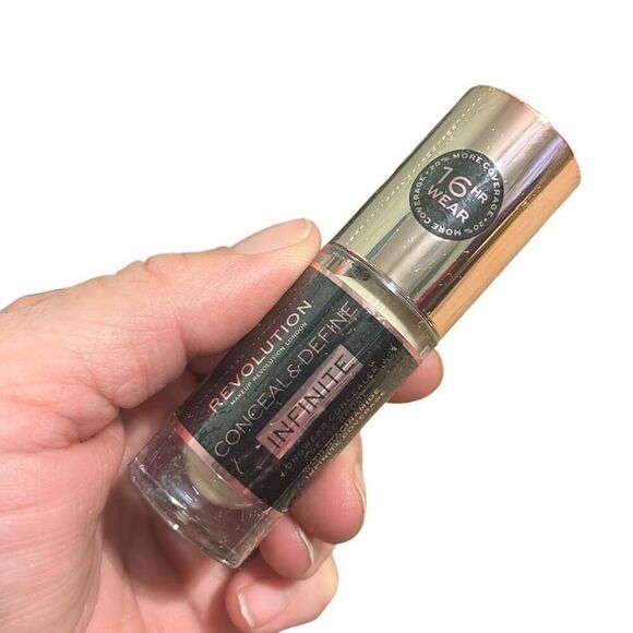 Makeup Revolution‎ Conceal & glow Foundation F1.5 - Picture 2 of 4